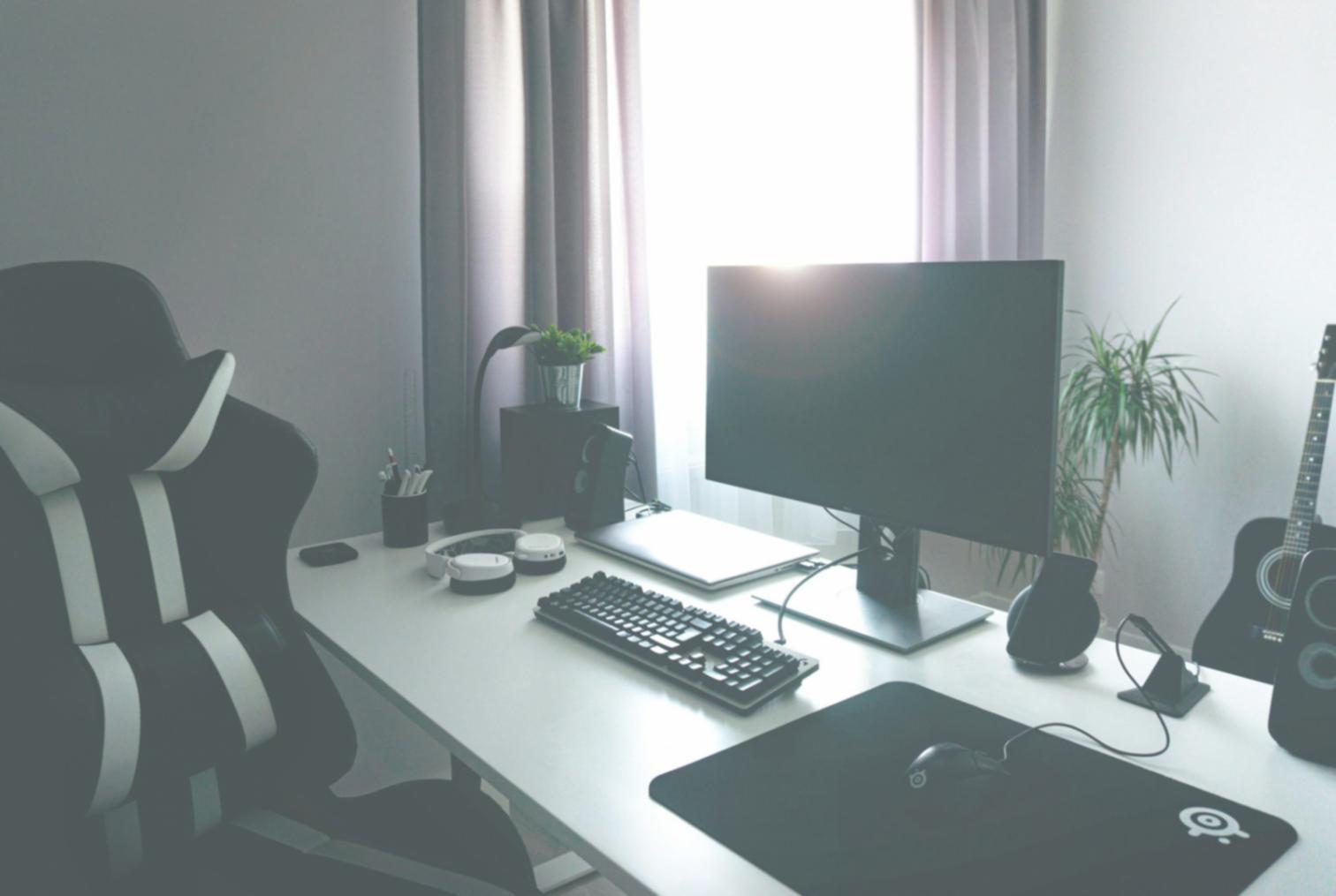 Arbeitsplatz mit Finanzberichten und Laptop im duranivolax Büro Bottrop