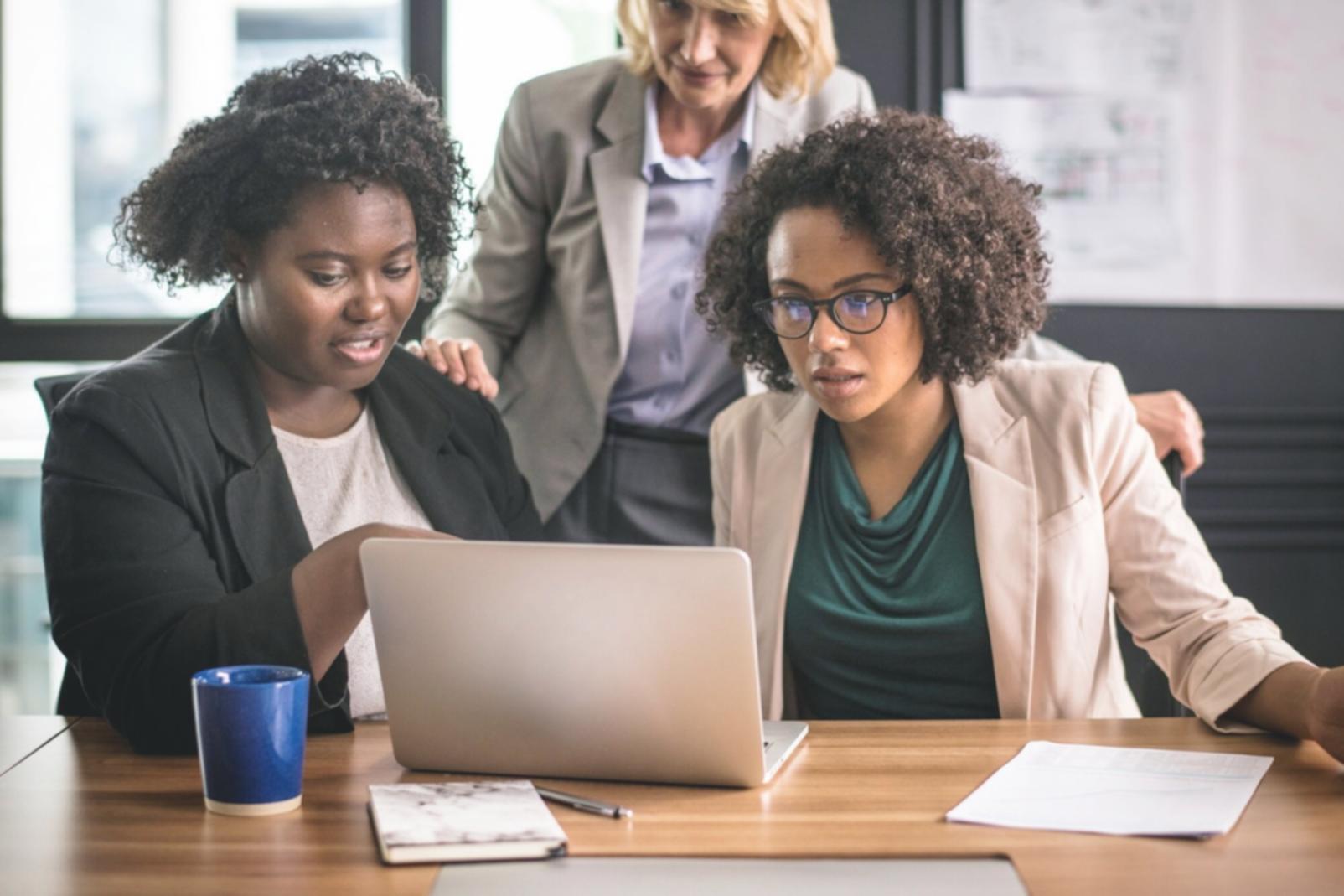 Team-Meeting mit Finanzanalysten bei der Besprechung von Unternehmenskennzahlen